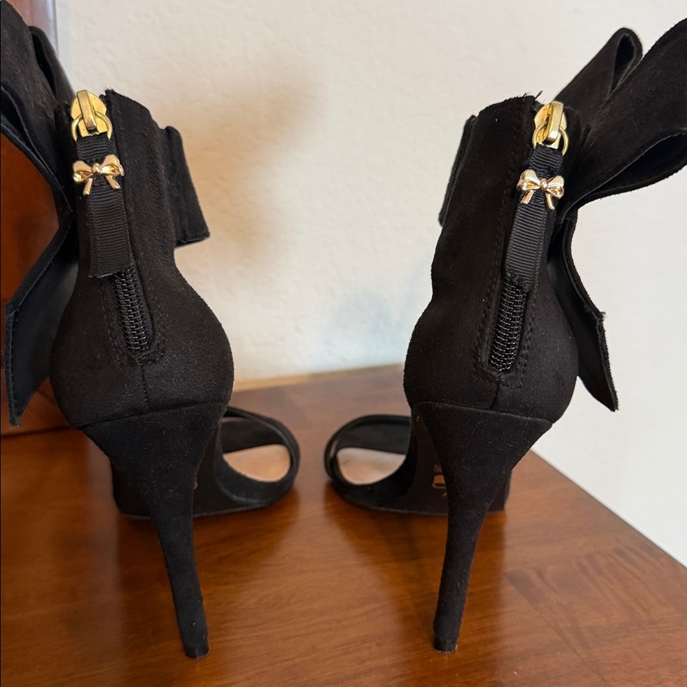 Betseyville by Betsey Johnson Beaux Suede Black Bow Heels Size 5 1/2 - Picture 2 of 13